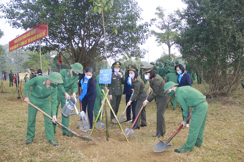 Tết trồng cây được tổ chức trang trọng tại Trung đoàn Thủ đô – nơi có tiểu đoàn em nuôi Bình Ca của Hội LHPN Việt Nam, tiếp tục khẳng định tình đoàn kết “quân với dân một ý chí”