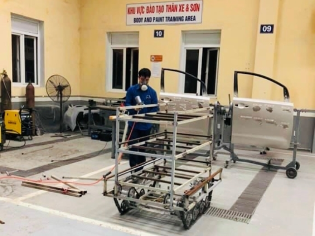 Nhóm nghiên cứu đã làm việc liên tục 32 giờ để chế tạo robot phục vụ phòng chống dịch COVID-19. Nhóm nghiên cứu đã làm việc liên tục 32 giờ để chế tạo robot phục vụ phòng chống dịch COVID-19.