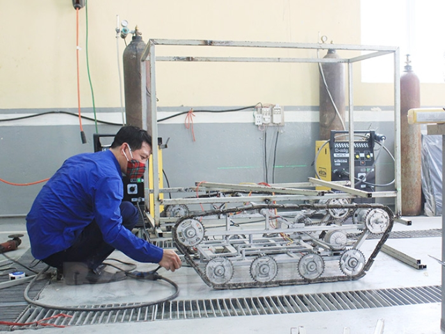 Di chuyển trên hệ thống bánh xích tiến, lùi, rẽ phải, rẽ trái tùy ý trong bán kính 200m kể cả trên bề mặt có độ dốc, nghiêng. Di chuyển trên hệ thống bánh xích tiến, lùi, rẽ phải, rẽ trái tùy ý trong bán kính 200m kể cả trên bề mặt có độ dốc, nghiêng.