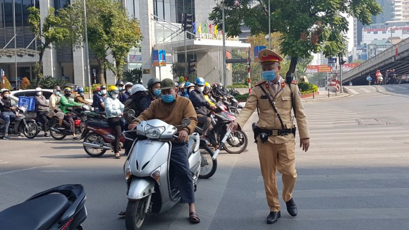 Người điều khiển xe m&ocirc; t&ocirc; kh&ocirc;ng đội mũ bảo hiểm d&ugrave; c&oacute; mũ treo ở xe