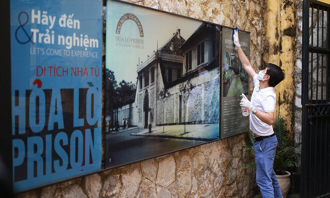 Nh&acirc;n vi&ecirc;n di t&iacute;ch Nh&agrave; t&ugrave; Hỏa L&ograve; vệ sinh khử khuẩn c&aacute;c hiện vật trong thời gian tạm dừng hoạt động để ph&ograve;ng, chống dịch Covid-19.