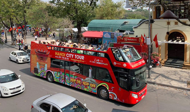 Tuyến xe bu&yacute;t 2 tầng vẫn được ph&eacute;p hoạt động nhưng du kh&aacute;ch phải tu&acirc;n thủ c&aacute;c quy định về ph&ograve;ng, chống dịch Covid-19 khi trải nghiệm.