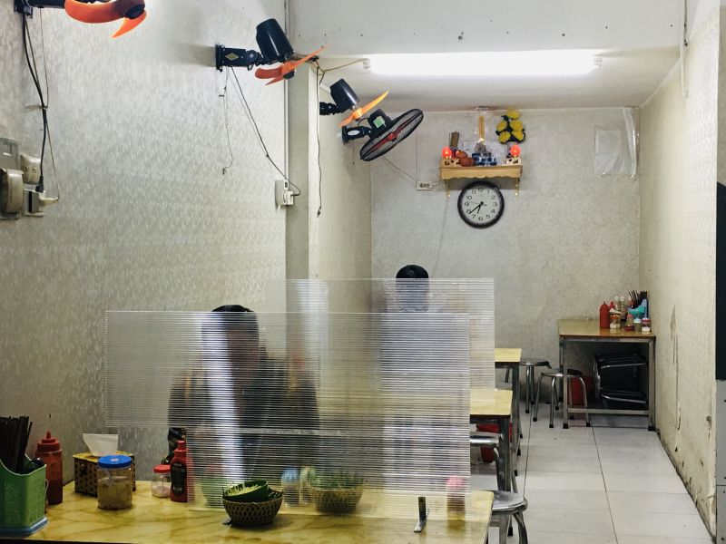 Lắp đặt tấm chắn tại các cửa hàng ăn uống để đảm bảo yêu cầu phòng dịch