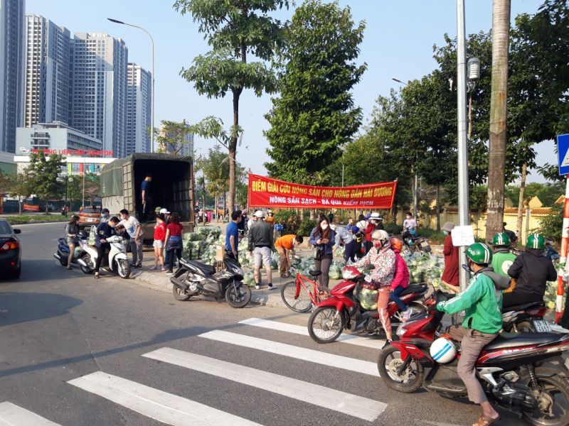 Hơn 1 tiếng nhóm tình nguyện bán 10 tấn rau hỗ trợ bà con ở Hải Dương - ảnh 3