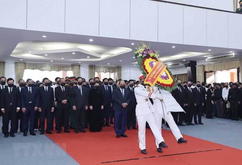 Đo&agrave;n đại biểu Ban Chấp h&agrave;nh Trung ương Đảng Cộng sản Việt Nam do Ủy vi&ecirc;n Bộ Ch&iacute;nh trị, Thủ tướng Ch&iacute;nh phủ Nguyễn Xu&acirc;n Ph&uacute;c dẫn đầu viếng nguy&ecirc;n Ph&oacute; Thủ tướng Trương Vĩnh Trọng. (Ảnh: Thống Nhất/TTXVN)