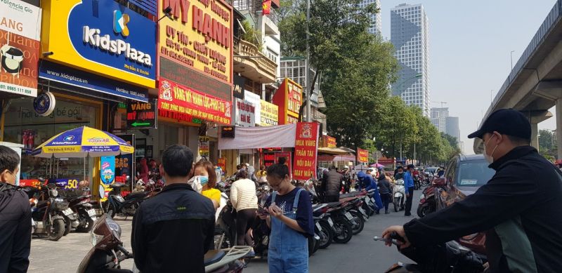 Ngày thần tài nhiều người dân xếp hàng dài mua vàng - ảnh 8