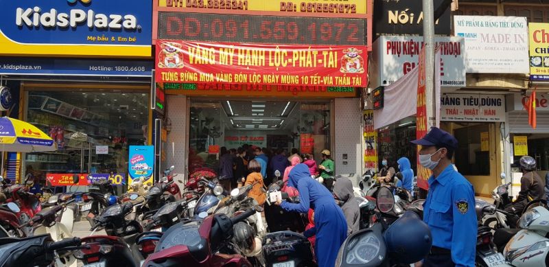 Ngày thần tài nhiều người dân xếp hàng dài mua vàng - ảnh 7