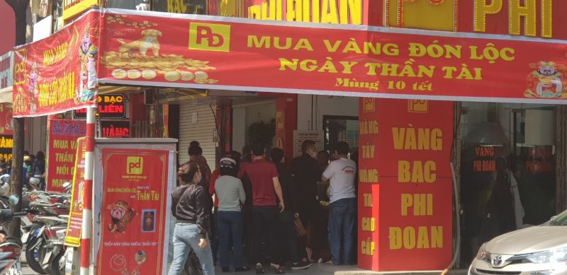 Ngày thần tài nhiều người dân xếp hàng dài mua vàng - ảnh 6