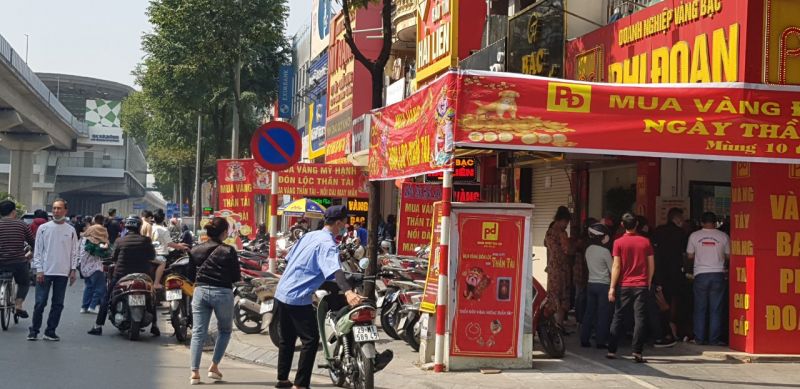 Ngày thần tài nhiều người dân xếp hàng dài mua vàng - ảnh 5