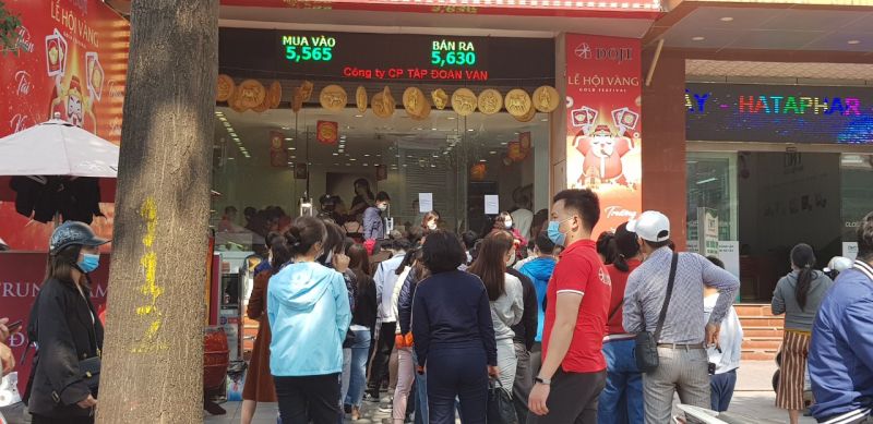 Ngày thần tài nhiều người dân xếp hàng dài mua vàng - ảnh 4