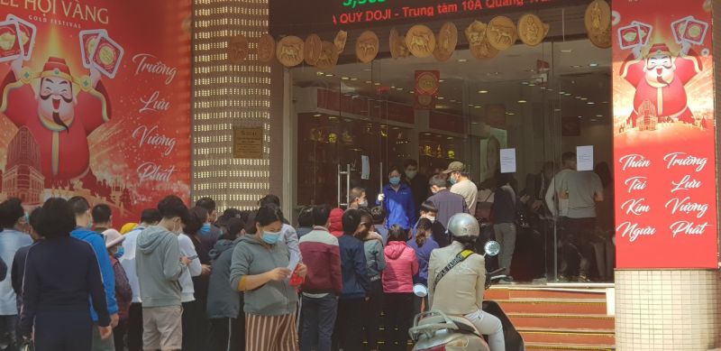 Ngày thần tài nhiều người dân xếp hàng dài mua vàng - ảnh 1