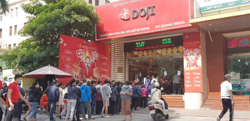 Ngày thần tài nhiều người dân xếp hàng dài mua vàng - ảnh 2