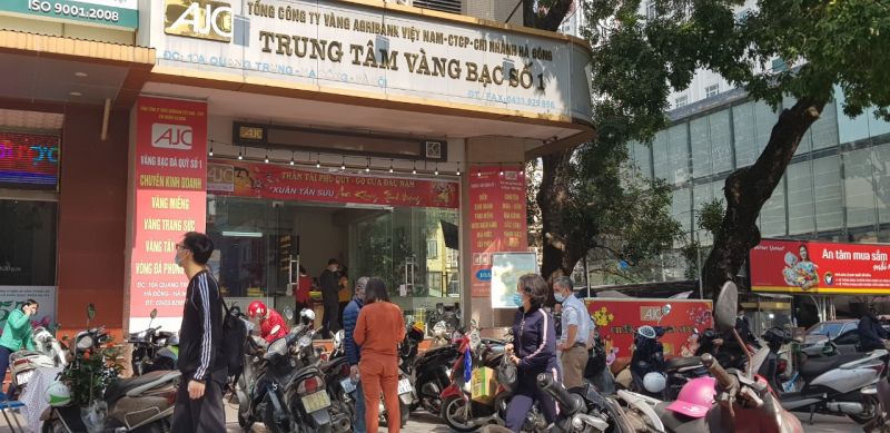 Ngày thần tài nhiều người dân xếp hàng dài mua vàng - ảnh 3