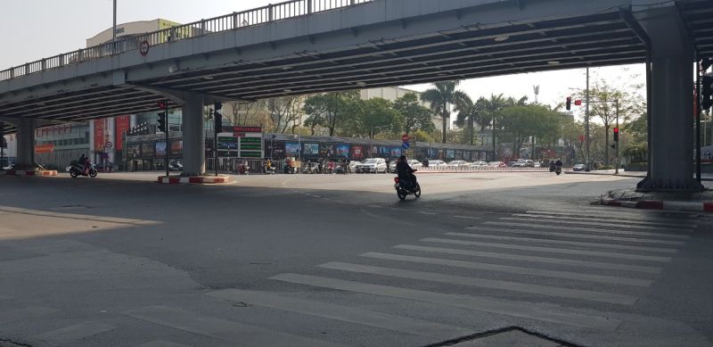 Nam thanh ni&ecirc;n kh&ocirc;ng đội mũ bảo hiểm ph&oacute;ng nhanh vượt đ&egrave;n đỏ tại ng&atilde; tư Huỳnh Th&uacute;c Kh&aacute;ng - L&aacute;ng Hạ