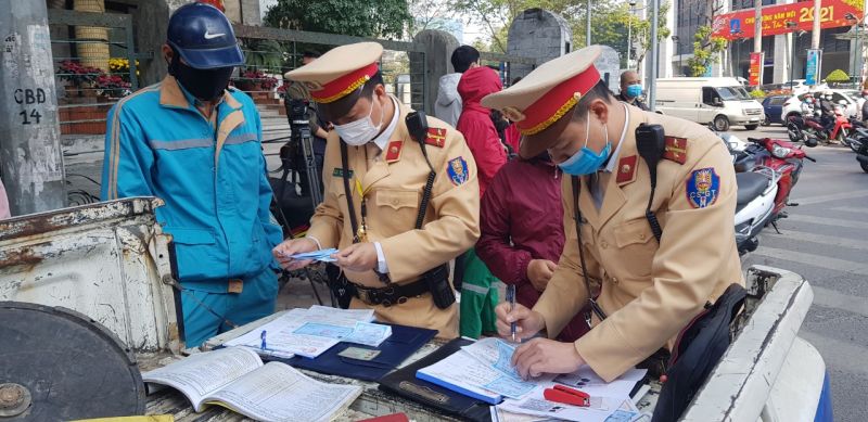 Người vi phạm bị lập bi&ecirc;n bản xử l&yacute; vi phạm về người ngồi tr&ecirc;n xe m&ocirc; t&ocirc; kh&ocirc;ng đội mũ bảo hiểm