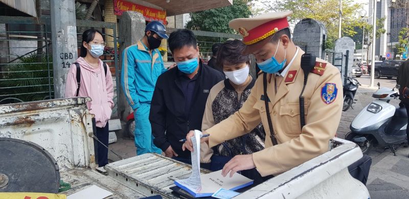 Ngang nhiên không đội mũ bảo hiểm, vượt đèn đỏ giữa phố - ảnh 7