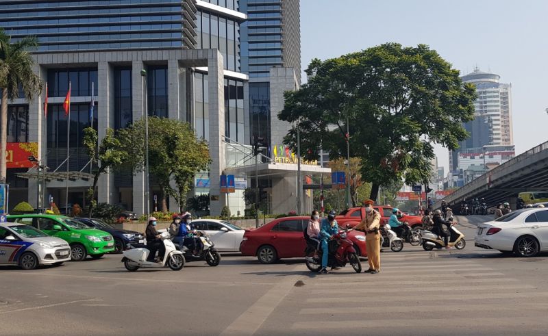 Người ngồi tr&ecirc;n xe m&ocirc; t&ocirc; kh&ocirc;ng đội mũ bảo hiểm