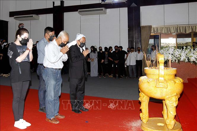 Đông đảo người dân trong và ngoài tỉnh Bến Tre đến thắp hương tiễn biệt đồng chí Trương Vĩnh Trọng về nơi an nghỉ cuối cùng. Ảnh: Thanh Vũ/TTXVN Đông đảo người dân trong và ngoài tỉnh Bến Tre đến thắp hương tiễn biệt đồng chí Trương Vĩnh Trọng về nơi an nghỉ cuối cùng. Ảnh: Thanh Vũ/TTXVN