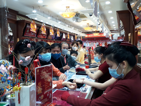 Để đảm bảo an toàn phòng chống dịch Covid-19, tại các cửa hàng vàng, nhân viên liên tục nhắc khách hàng khai báo y tế, rửa tay bằng nước sát khuẩn, đeo khẩu trang và giữ khoảng cách tối thiểu 1m. Tuy nhiên, do lượng khách đến mua vàng khá đông nên hầu hết khoảng cách này không được đảm bảo.