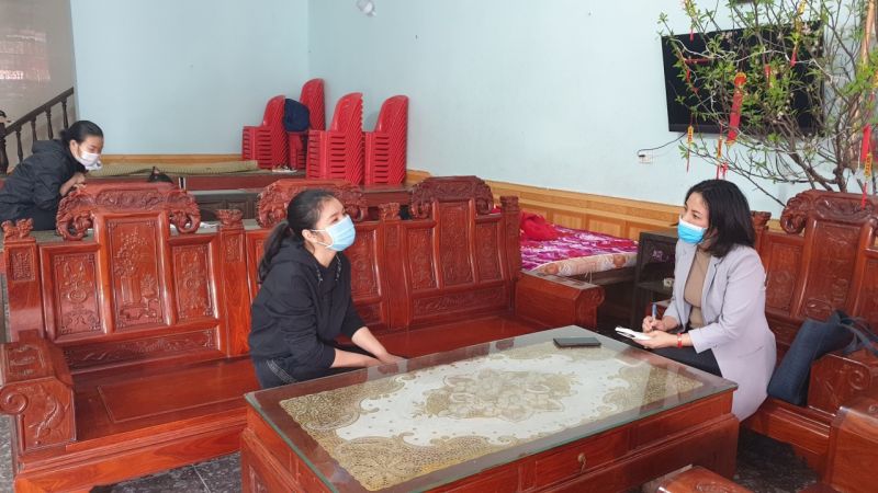 Chị Huyền (bên trái) trò chuyện với tác giả