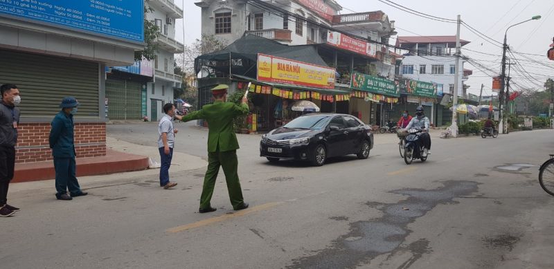 C&aacute;c c&aacute;n bộ trực chốt bến Yến mời xe dừng th&ocirc;ng b&aacute;o Ch&ugrave;a Hương tạm nghỉ hội để ph&ograve;ng chống dịch COVID-19