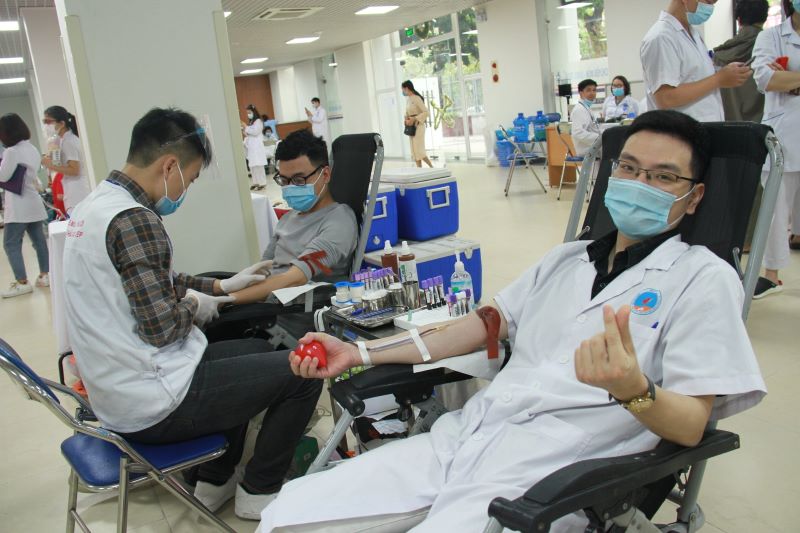 Bệnh viện Hữu Nghị: 172 đơn vị máu được hiến tặng tại chương trình "Blouse trắng - Trái tim hồng" - ảnh 4