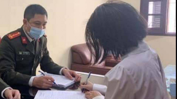 Chị T k&yacute; bi&ecirc;n bản vi phạm