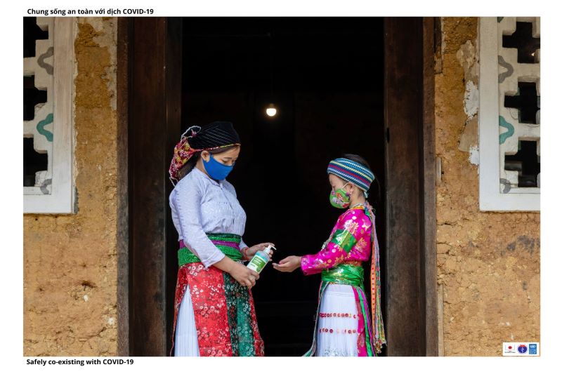 Vệ sinh nh&agrave; cửa, xịt khuẩn tay sau khi lao động sản xuất