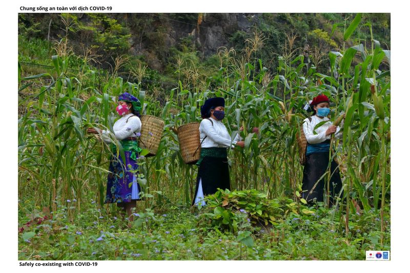 Người d&acirc;n đeo khẩu trang, gi&atilde;n c&aacute;ch trong lao động sản xuất