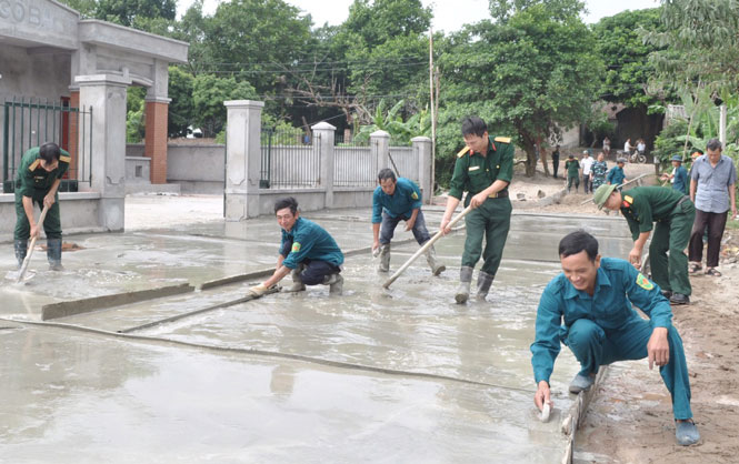 Lực lượng vũ trang huyện Gia Lâm tham gia làm đường giao thông nông thôn tại xã Lệ Chi, tháng 7-2020. Ảnh: Hữu Thu