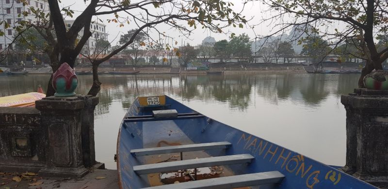 Con đò nằm khô trên bờ