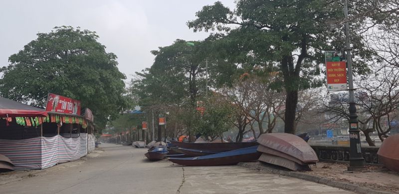 Dọc bến Yến đường vào đền Trình