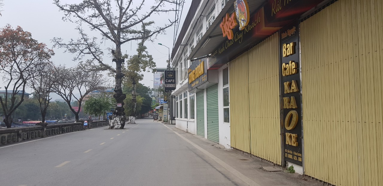 Hàng quán dọc bến Yến