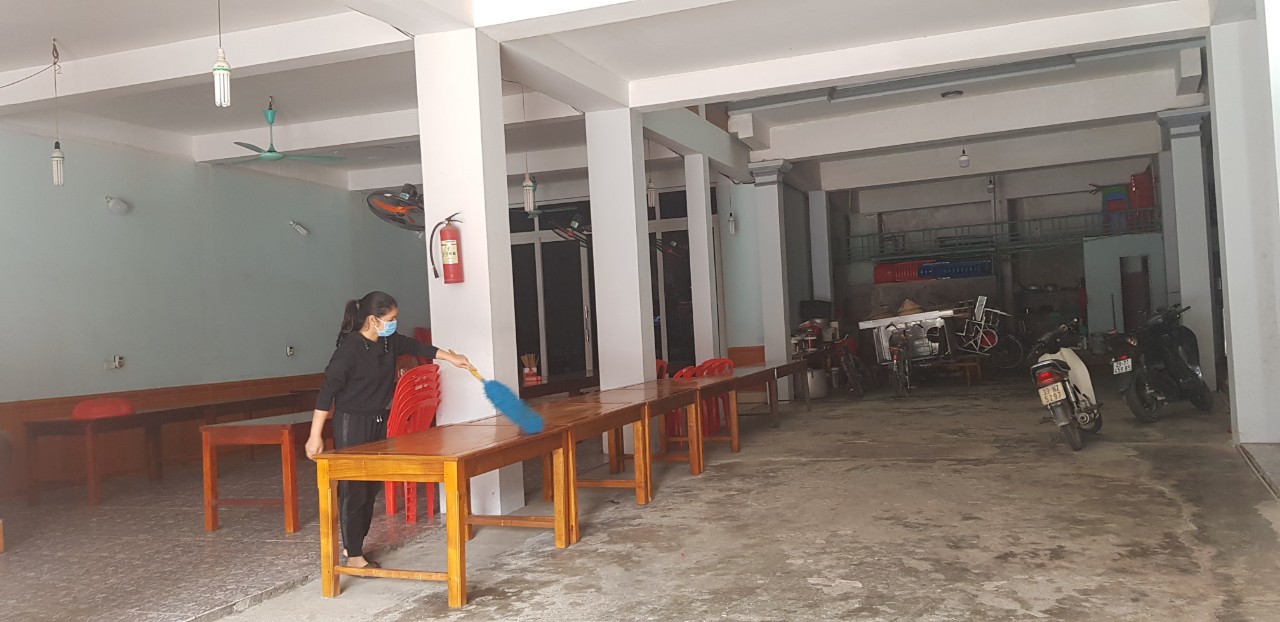 Chị Huyền vẫn dọn dẹp vệ sinh cửa hàng sạch sẽ phòng chống dịch COVID-19