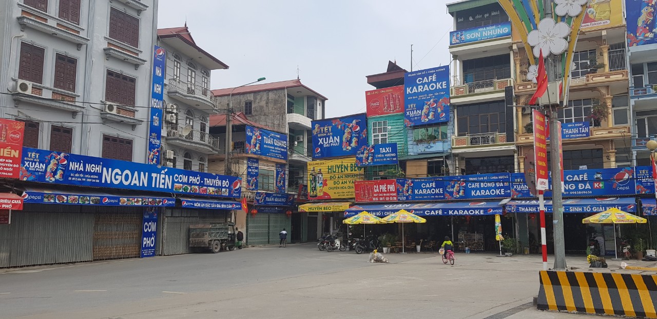 Hàng quán khu vực bến Yến cũng đóng cửa và không hoạt động