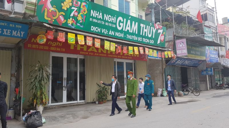 Lưc lượng chức năng kiểm tra nhắc nhở các cửa hàng