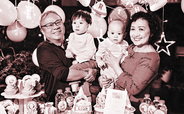 Vợ chồng cô Thanh Hà bên các cháu của mình