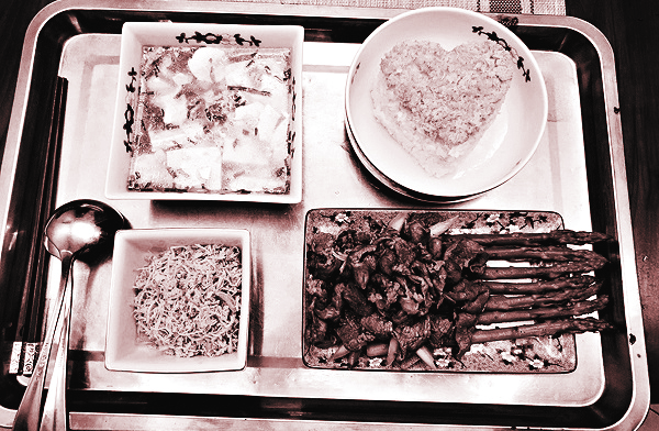 Một trong những mâm cơm cữ mà cô Hà nấu cho con dâu khiến nhiều người xuýt xoa