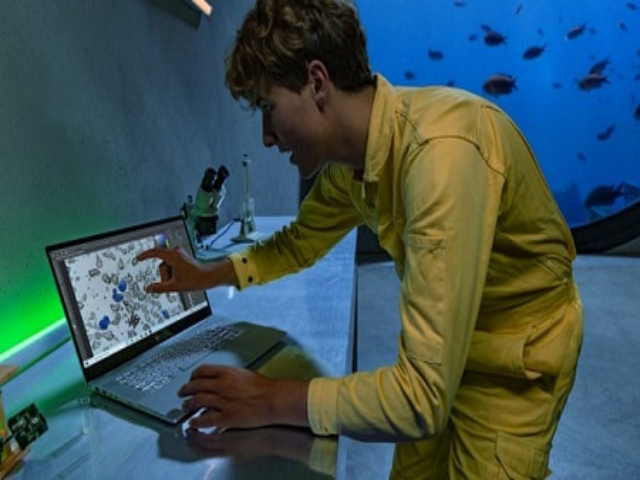 Nhà phát minh 20 tuổi người Ireland, Fionn Ferreira với phát minh ra nam châm lỏng có thể hút vi nhựa.