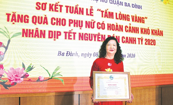 B&agrave; Nguyễn Thị Lan Phương - Chủ tịch Hội LHPN phường Ngọc Kh&aacute;nh vinh dự được Trung ương Hội LHPN Việt Nam tặng danh hiệu &ldquo;C&aacute;n bộ Hội cơ sở giỏi&rdquo;
