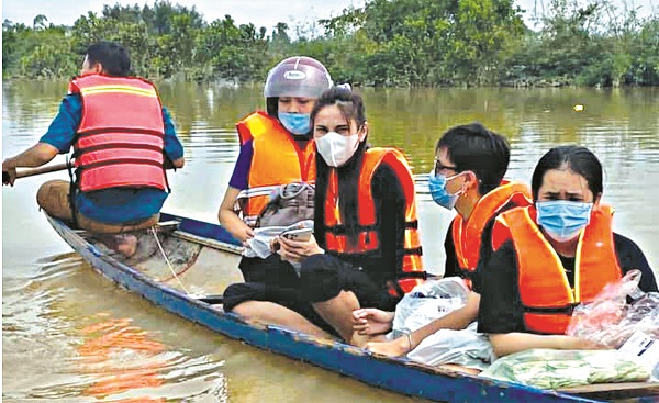 Ca sĩ Thủy Tiên trên xuồng đi cứu trợ miền Trung