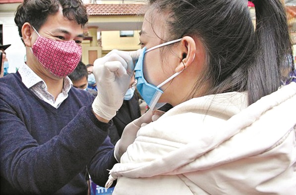 Nghệ sĩ Xuân Bắc phát khẩu trang cho người dân