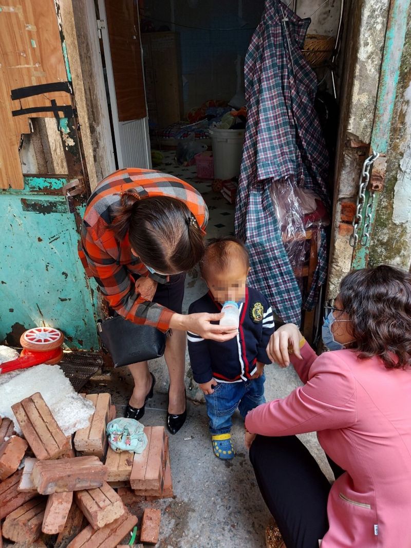 Đại diện Hội LHPN phường Hà Cầu thăm hỏi, chăm sóc cho các em của cháu N.H.B