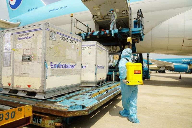 Cán bộ y tế khử khuẩn lô vắc-xin đầu tiên nhập về Việt Nam. Cán bộ y tế khử khuẩn lô vắc-xin đầu tiên nhập về Việt Nam.