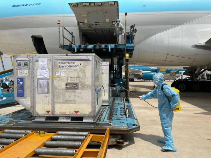 L&ocirc; Vắc-xin ph&ograve;ng Covid-19 đầu ti&ecirc;n đ&atilde; về Việt Nam v&agrave;o s&aacute;ng 24/2 tại s&acirc;n bay T&acirc;n Sơn Nhất.