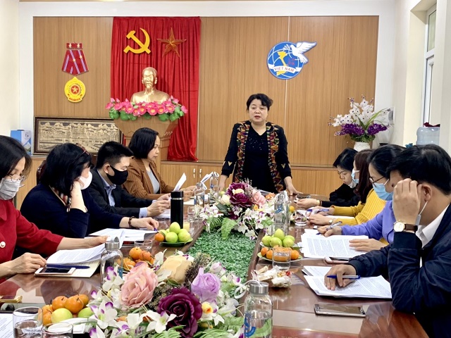 B&agrave; Nguyễn Thị Thu Thuỷ, Ph&oacute; Chủ tịch Thường trực Hội LHPN TP H&agrave; Nội chỉ đạo Hội LHPN quận H&agrave; Đ&ocirc;ng v&agrave; c&aacute;c th&agrave;nh vi&ecirc;n tổ tư vấn trong buổi l&agrave;m việc về trường hợp ch&aacute;u b&eacute; 12 tuổi bị bạo h&agrave;nh v&agrave; x&acirc;m hại t&igrave;nh dục tr&ecirc;n địa b&agrave;n quận H&agrave; Đ&ocirc;ng