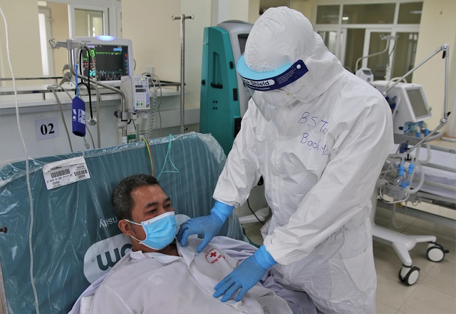 BS Toàn kiểm tra tình hình sức khỏe cho bệnh nhân COVID-19 trong phòng ICU (chăm sóc tích cực). BS Toàn kiểm tra tình hình sức khỏe cho bệnh nhân COVID-19 trong phòng ICU (chăm sóc tích cực).