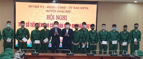 L&atilde;nh đạo huyện Ho&agrave;i Đức trao sổ tiết kiệm cho 23 t&acirc;n binh