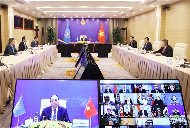 Thủ tướng Chính phủ Nguyễn Xuân Phúc tham dự phiên thảo luận tại điểm cầu Hà Nội. Ảnh: Thống Nhất/TTXVN