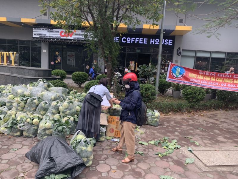 Người d&acirc;n mua v&agrave; chuyển khoản tiền tr&ecirc;n điện thoại